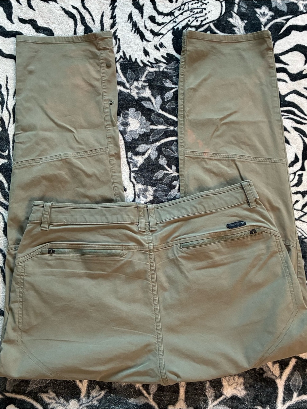010 - MOUNTAIN HARDWEAR OUTDOORS HIKING TRAIL PANTS
